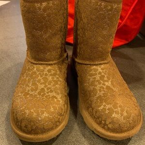 Big Kids Ugg boots in animal print. CAMEL color